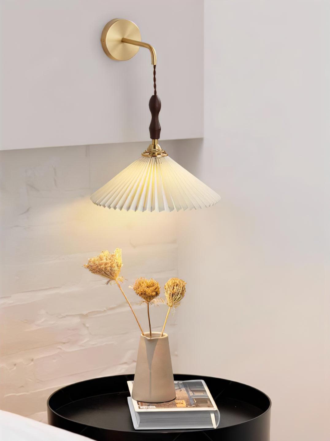 Mordan aplique de pared de madera de nogal con pantalla plisada elegancia Premium