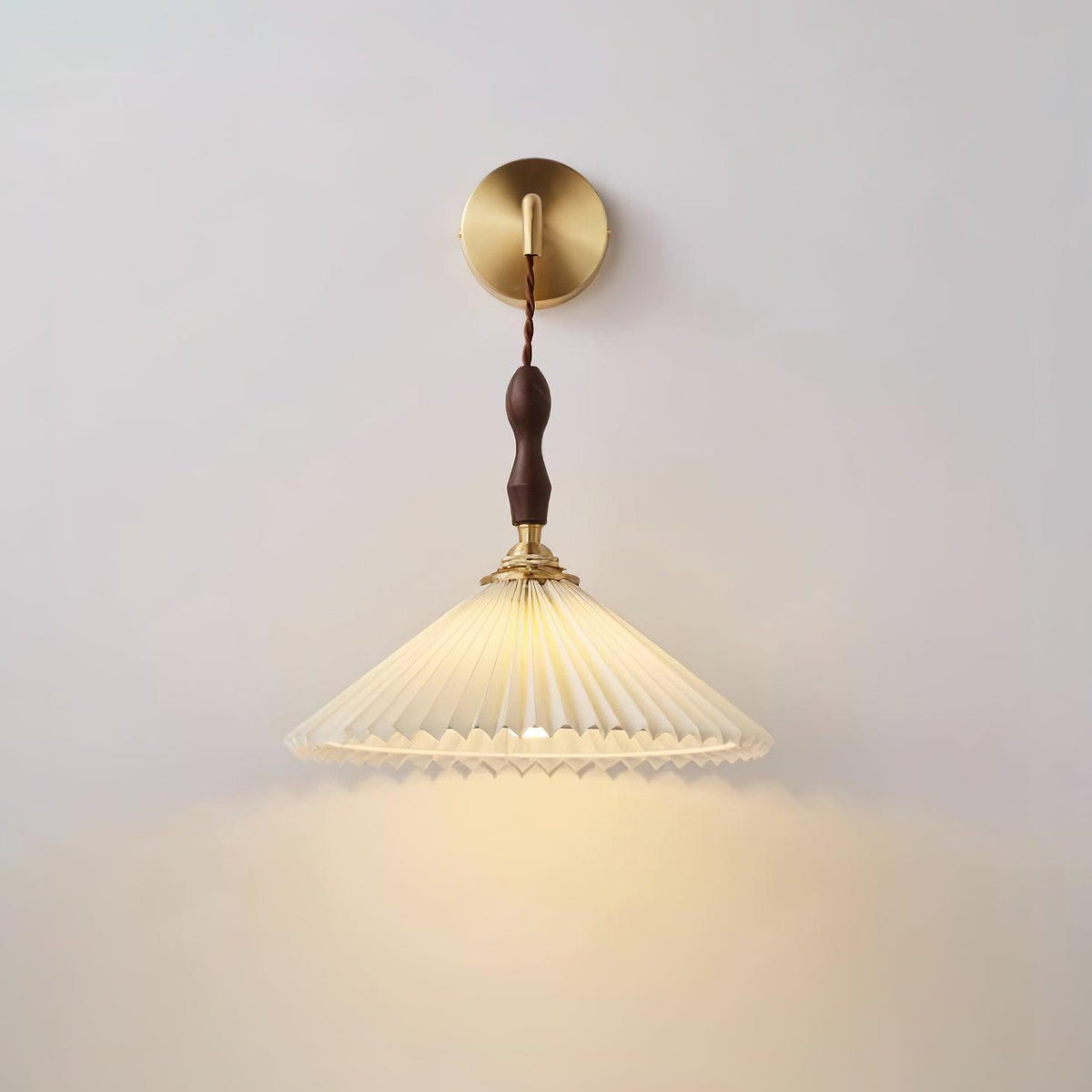 Mordan aplique de pared de madera de nogal con pantalla plisada elegancia Premium