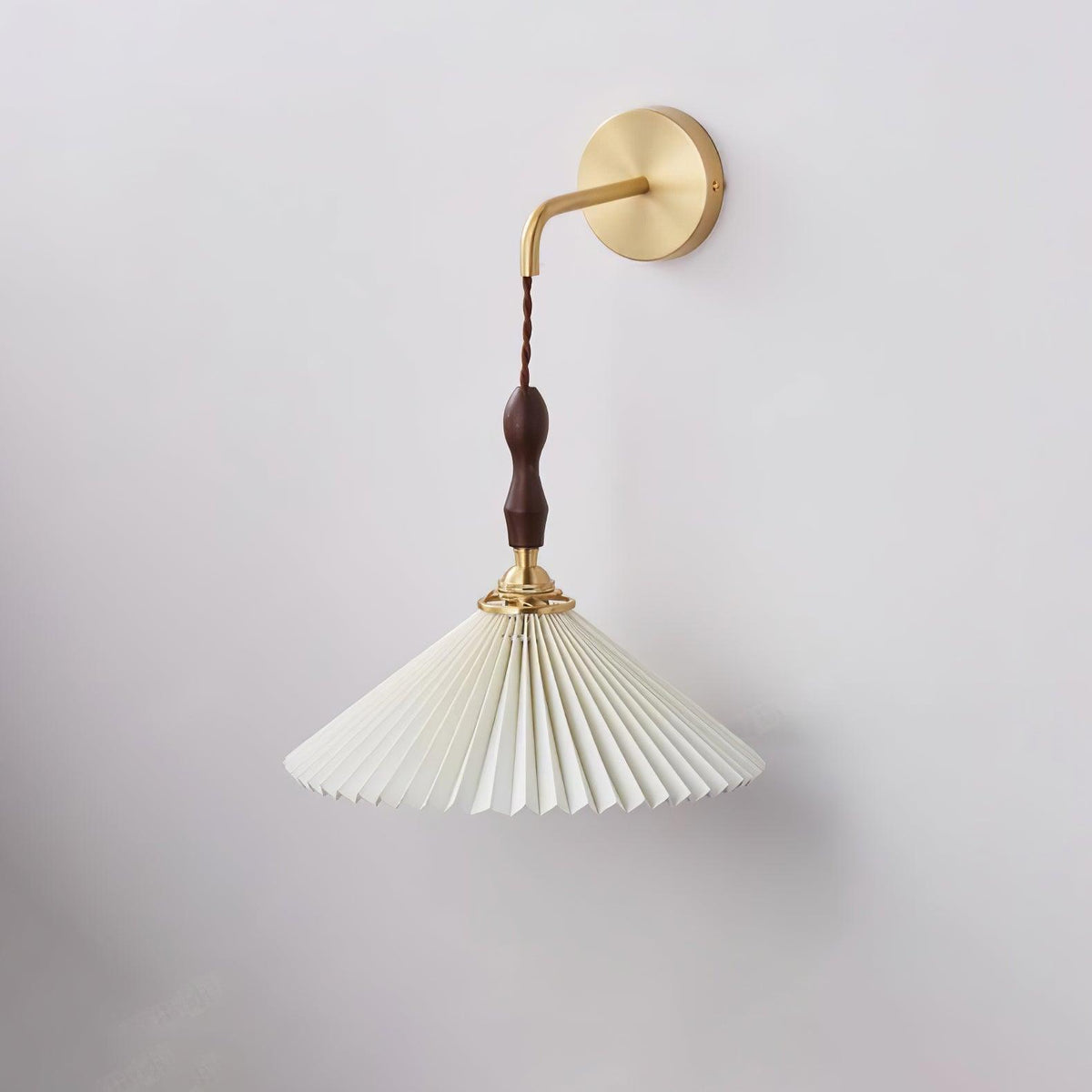 Mordan aplique de pared de madera de nogal con pantalla plisada elegancia Premium