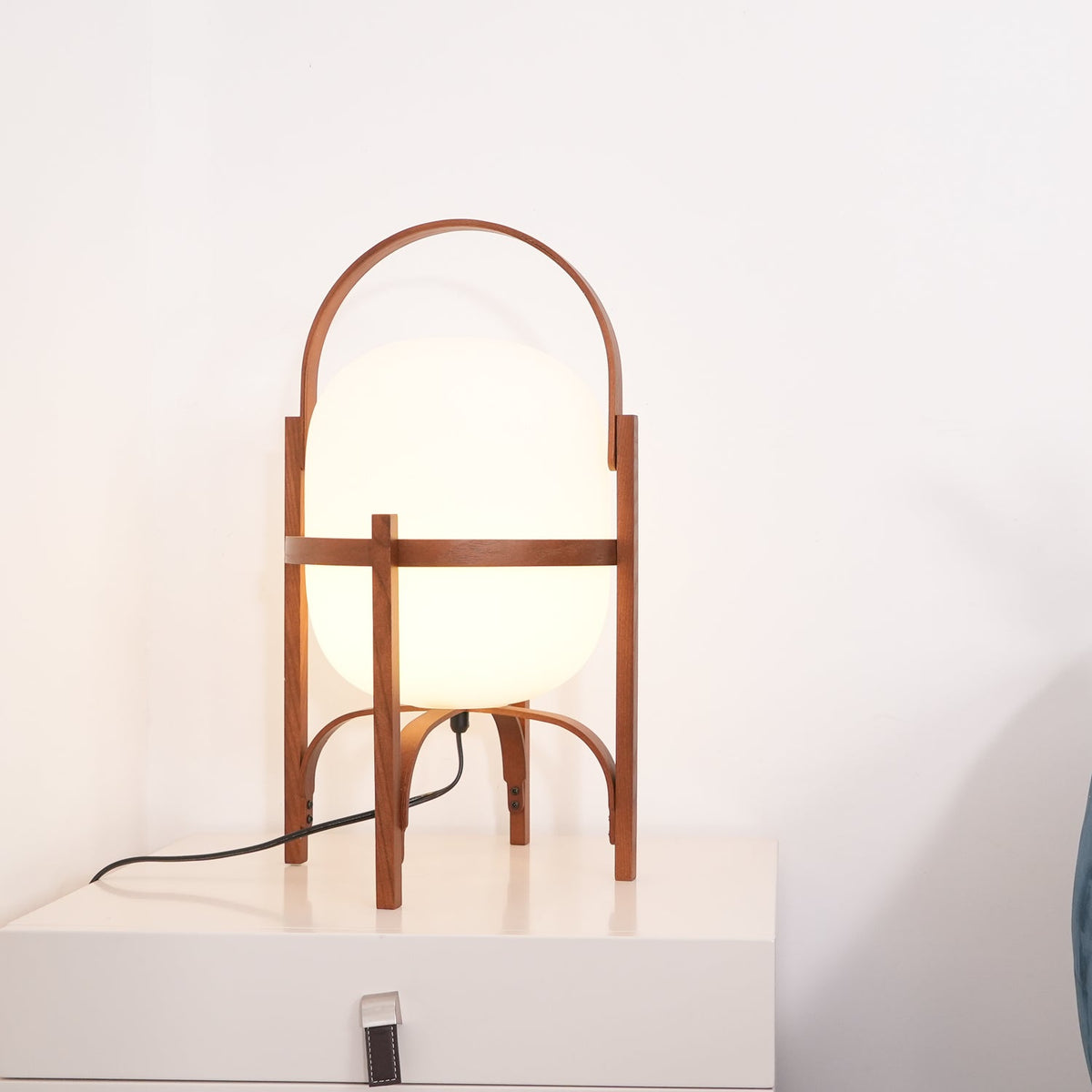 Lethra lámpara de mesa de madera y vidrio