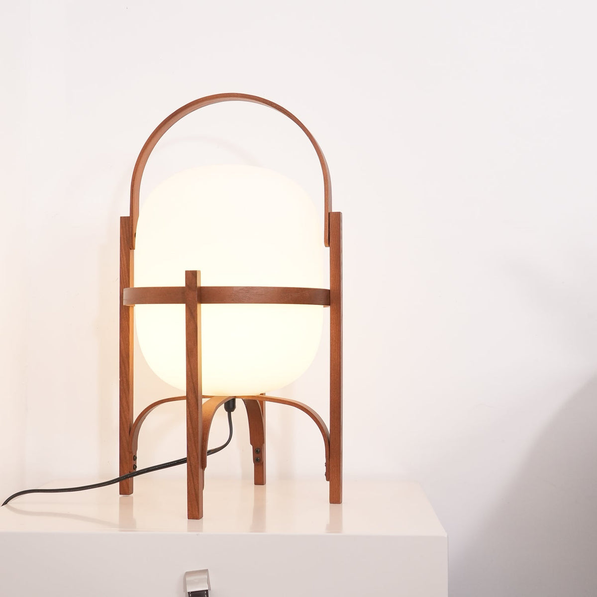 Lethra lámpara de mesa de madera y vidrio