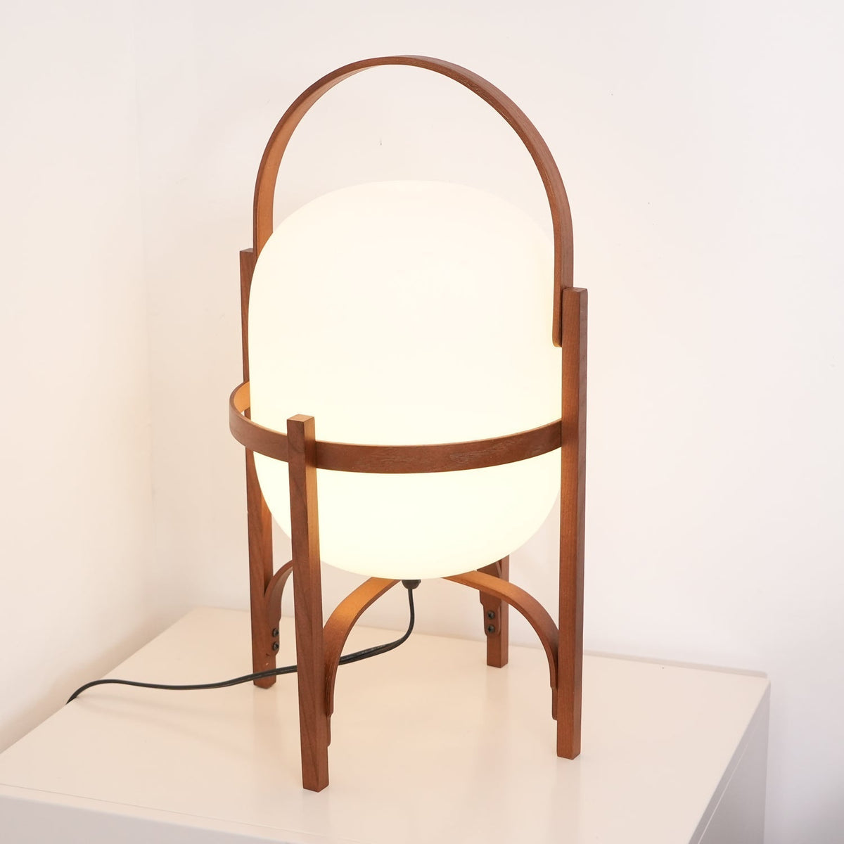 Lethra lámpara de mesa de madera y vidrio