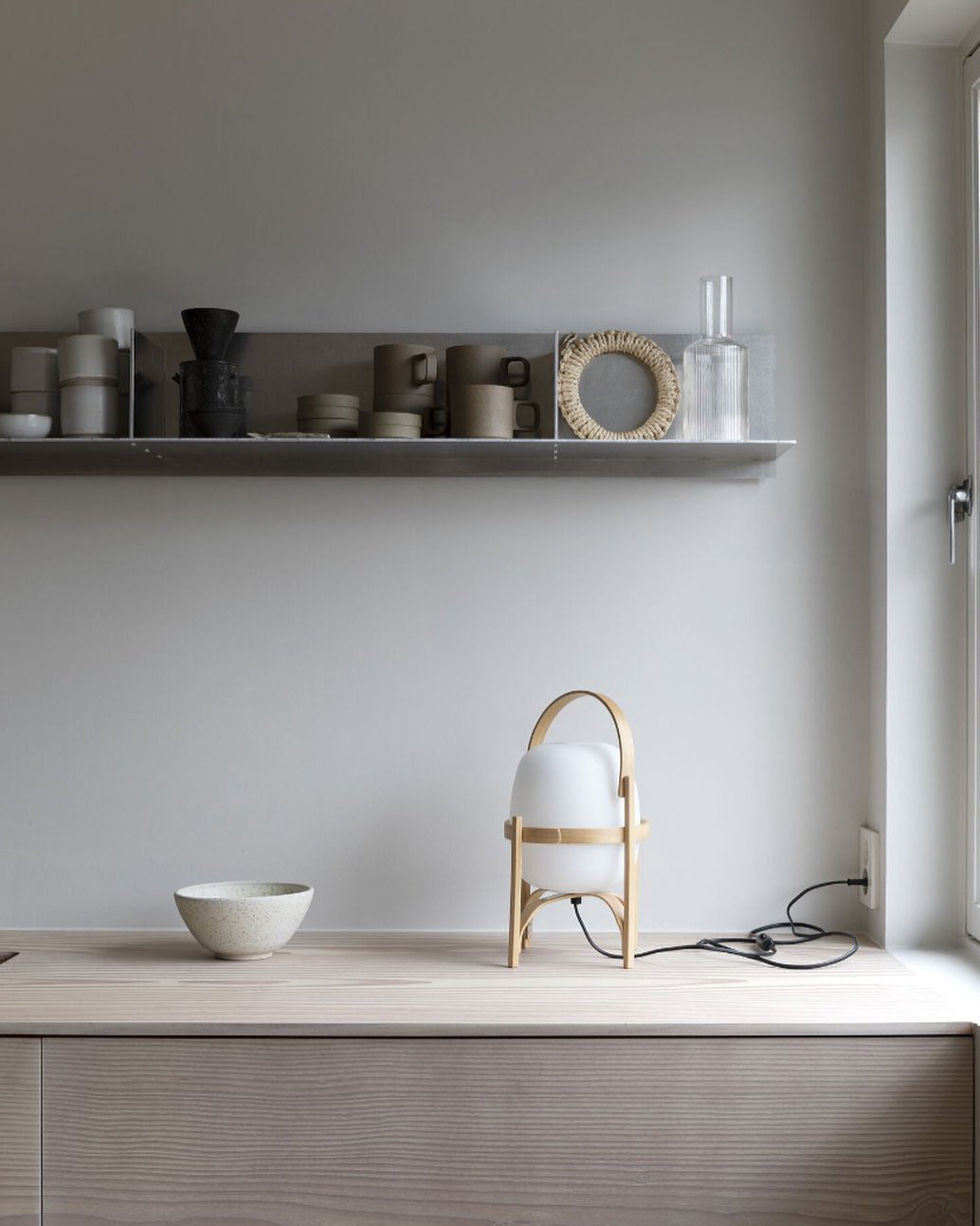 Lethra lámpara de mesa de madera y vidrio
