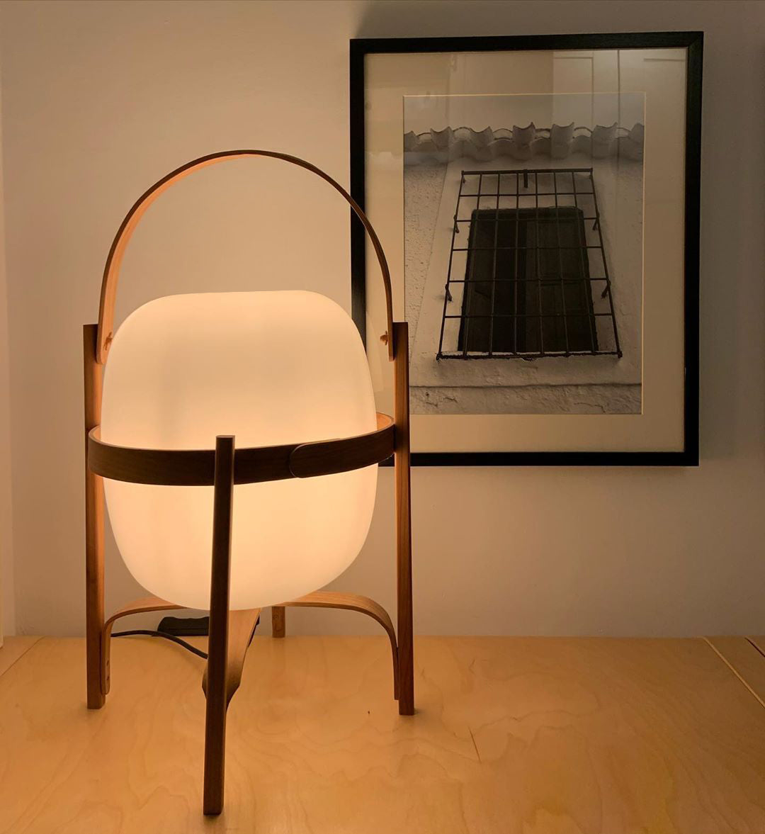 Lethra lámpara de mesa de madera y vidrio