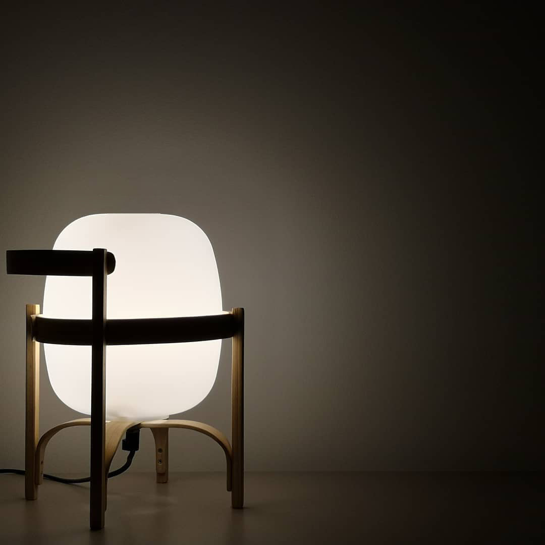 Lethra lámpara de mesa de madera y vidrio