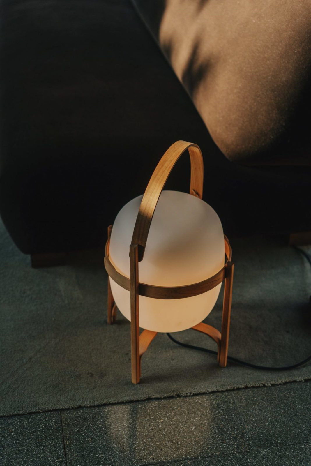 Lethra lámpara de mesa de madera y vidrio