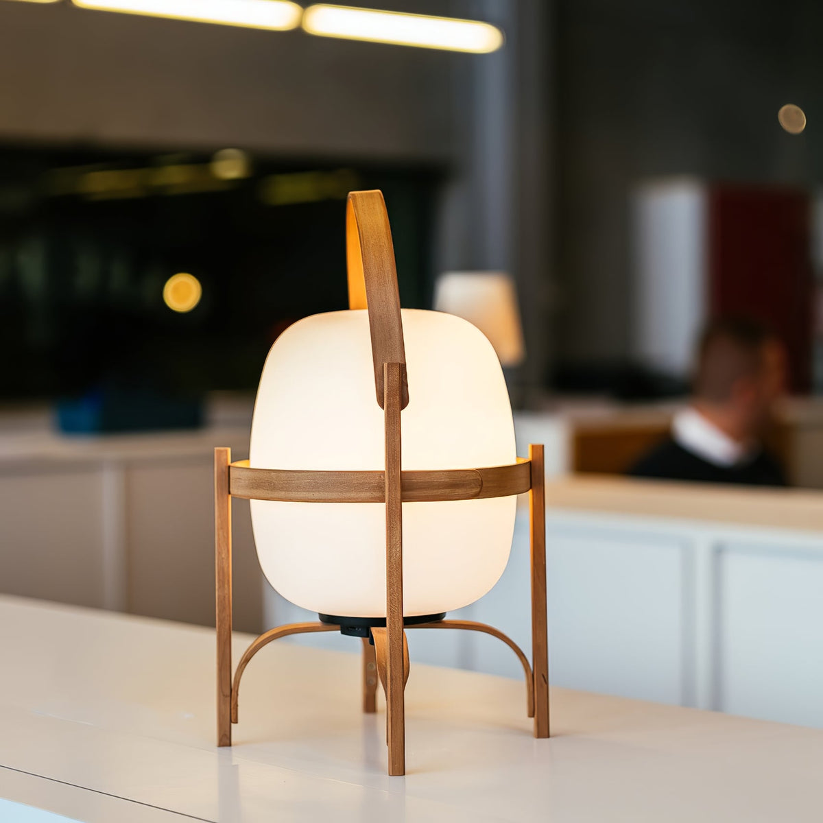 Lethra lámpara de mesa de madera y vidrio