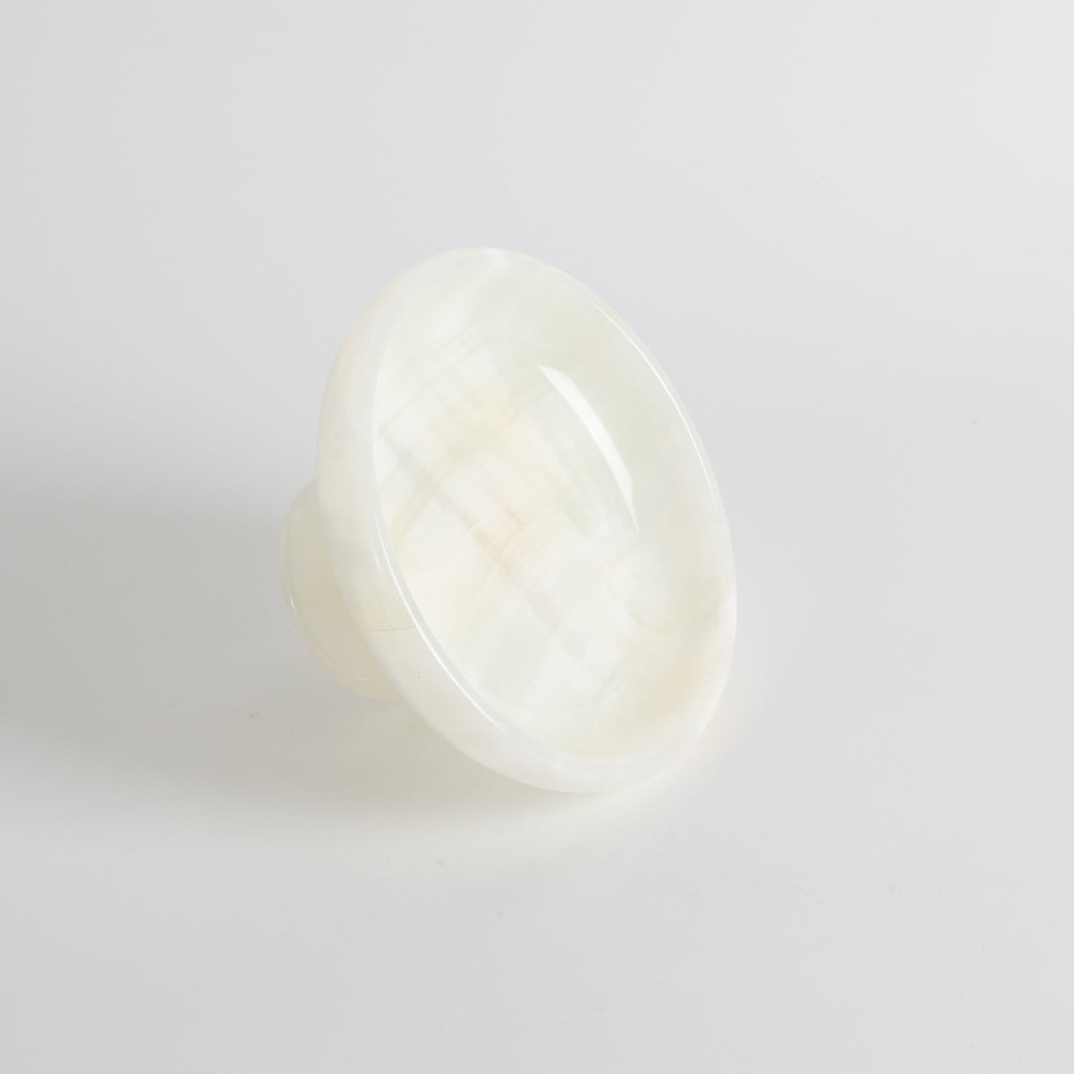 Henswick Cuenco de ónix blanco con pedestal