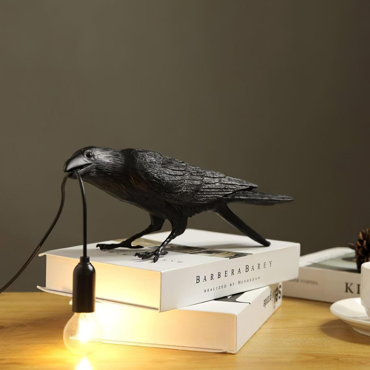 Evon lámpara de mesa de resina caprichosa