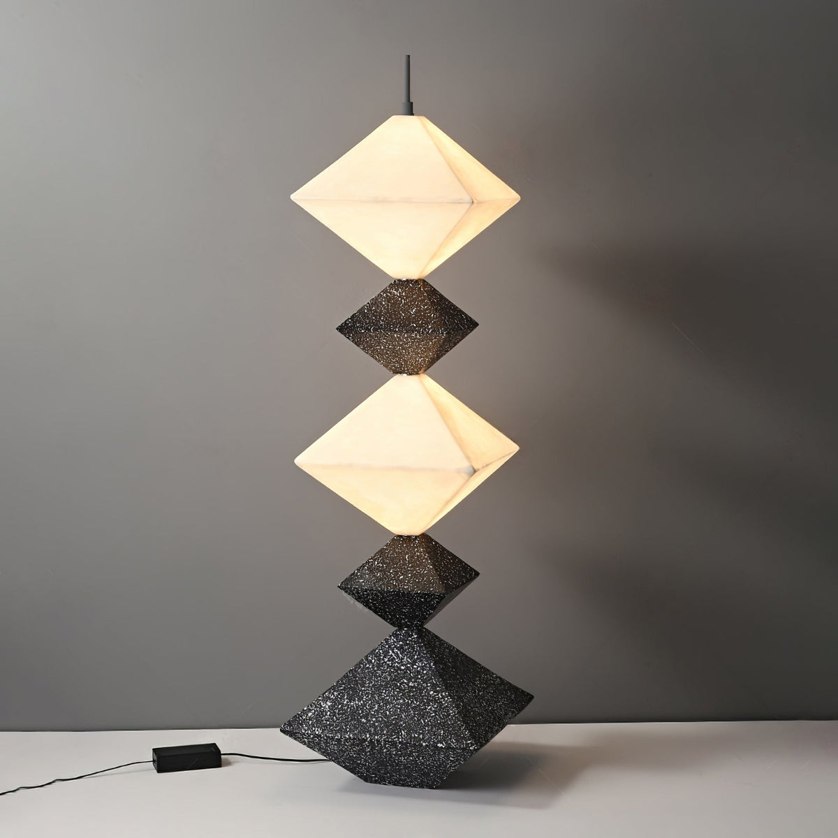 GeoGlow lámpara de pie con base cúbica romboidal