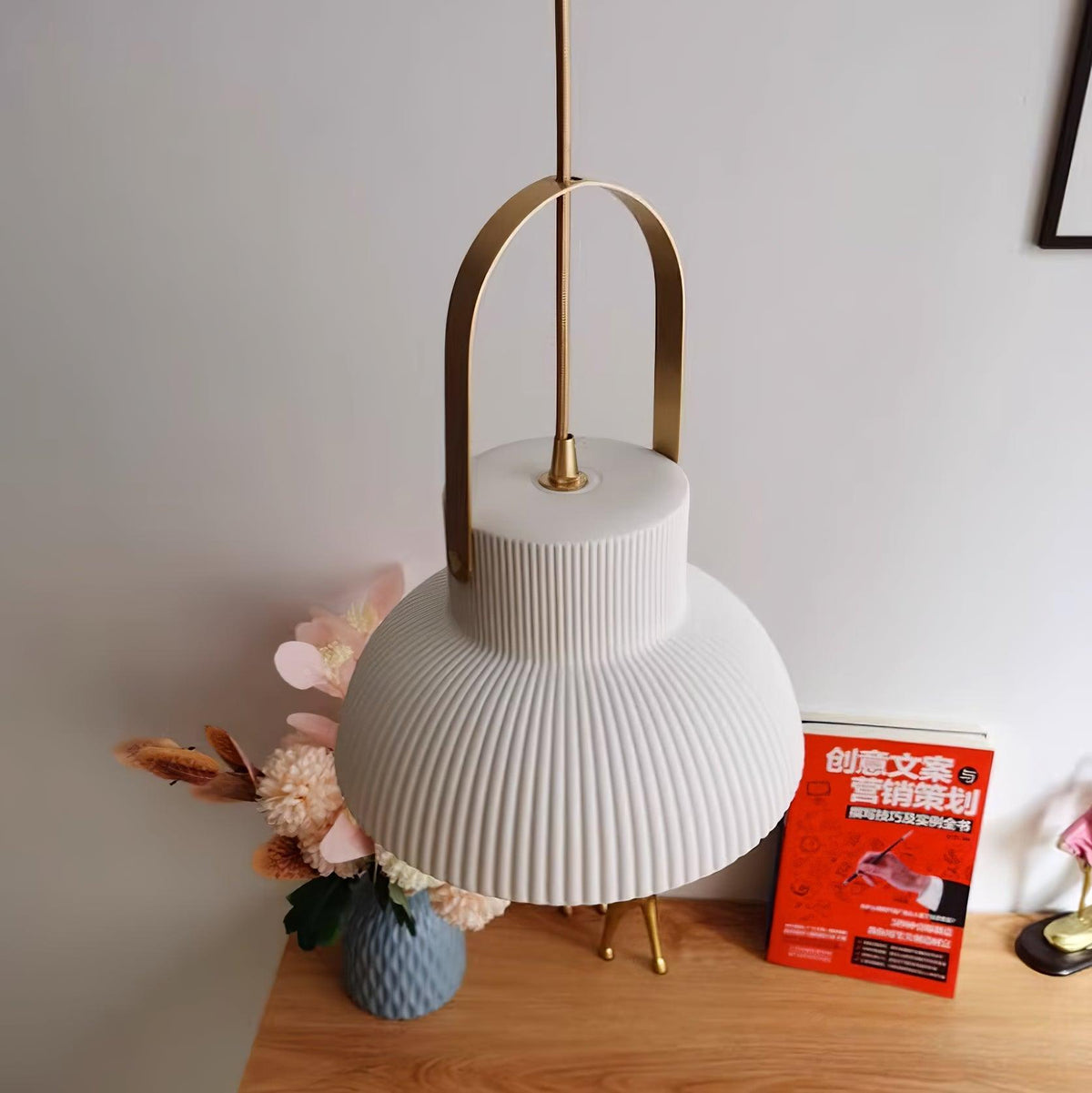 Lámpara colgante Ribbed de cerámica blanca con mango de latón