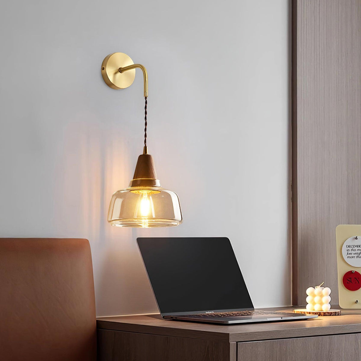 Aplique de pared con pantalla de vidrio ámbar y acento en madera de nogal, estilo moderno