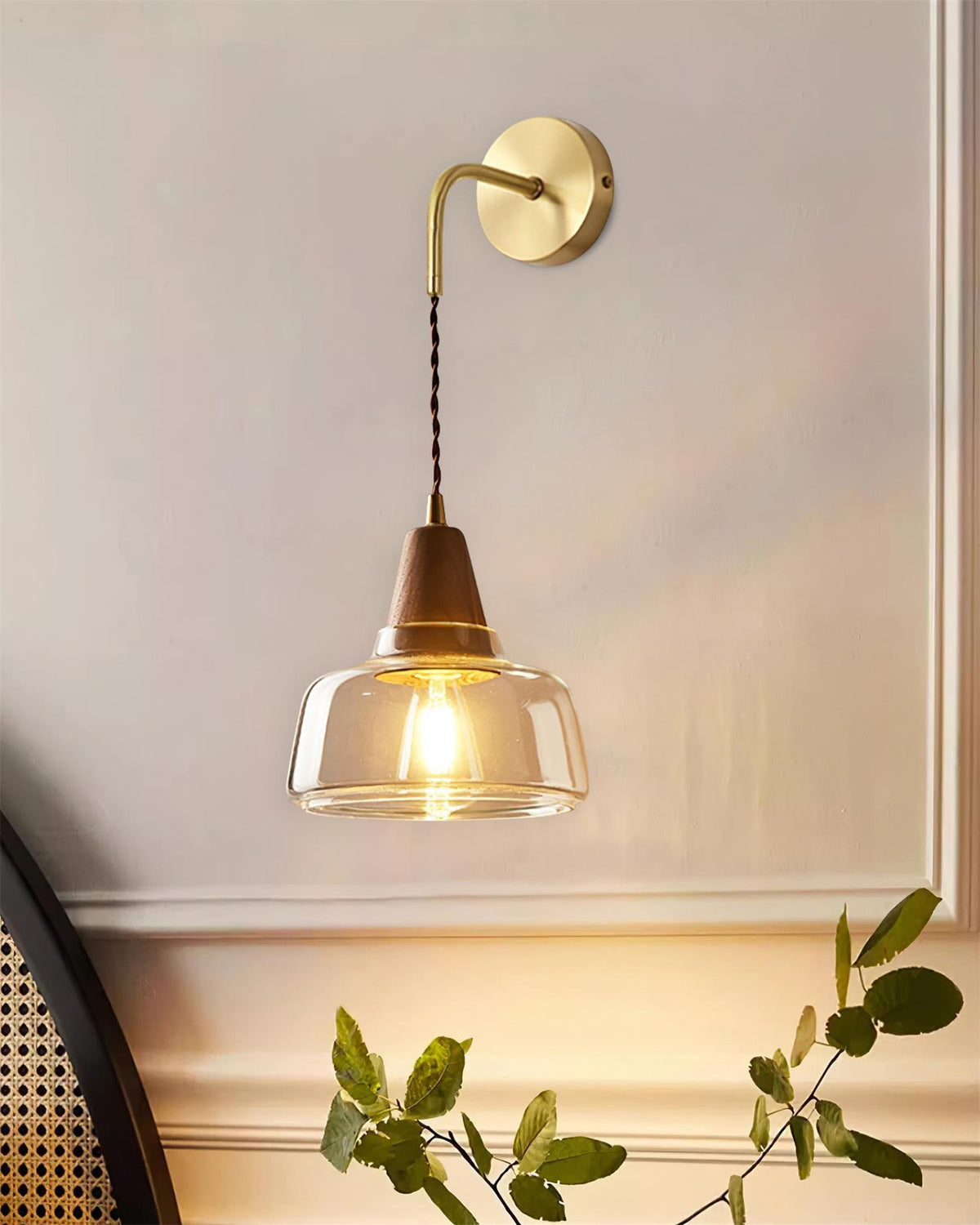 Aplique de pared con pantalla de vidrio ámbar y acento en madera de nogal, estilo moderno