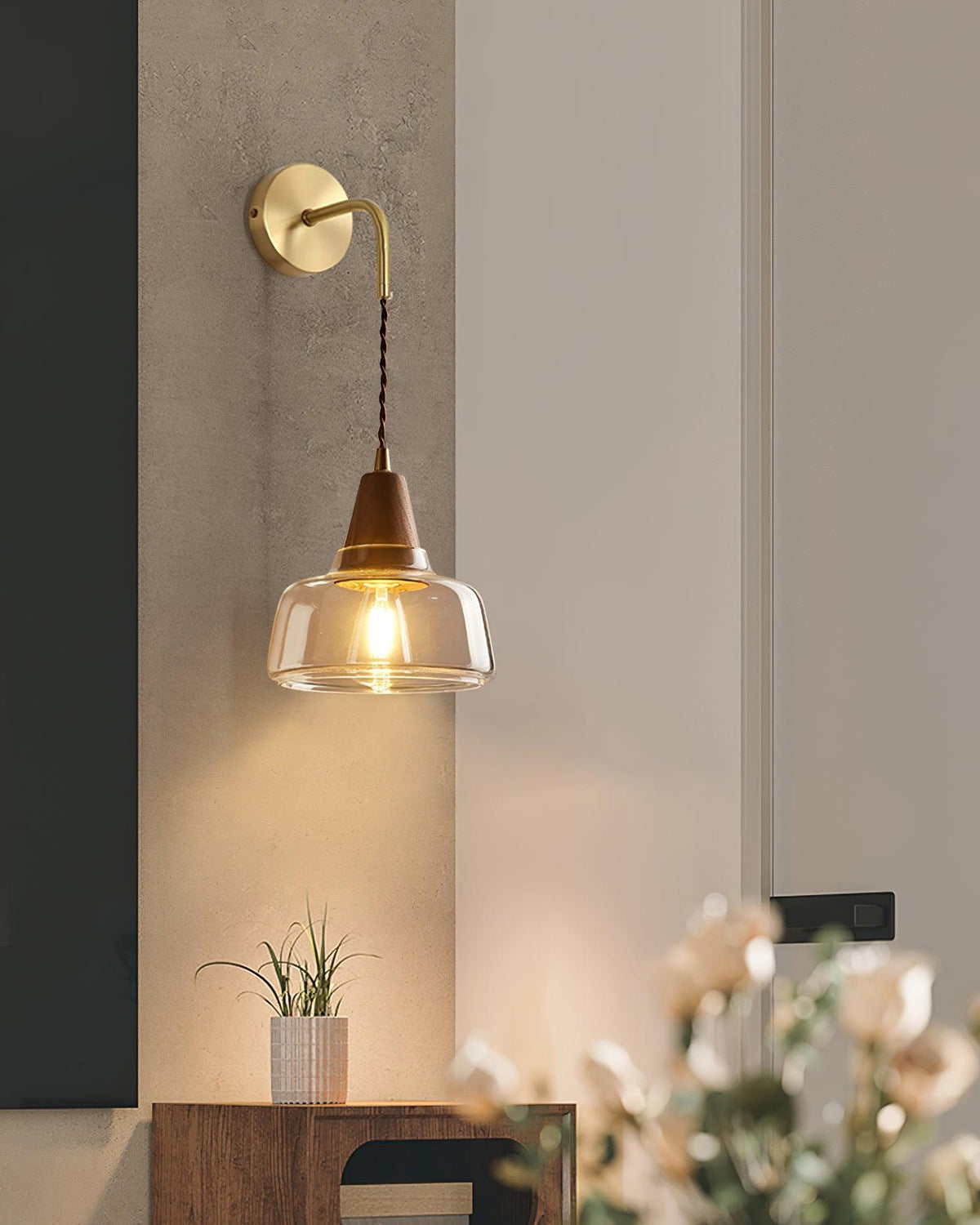 Aplique de pared con pantalla de vidrio ámbar y acento en madera de nogal, estilo moderno
