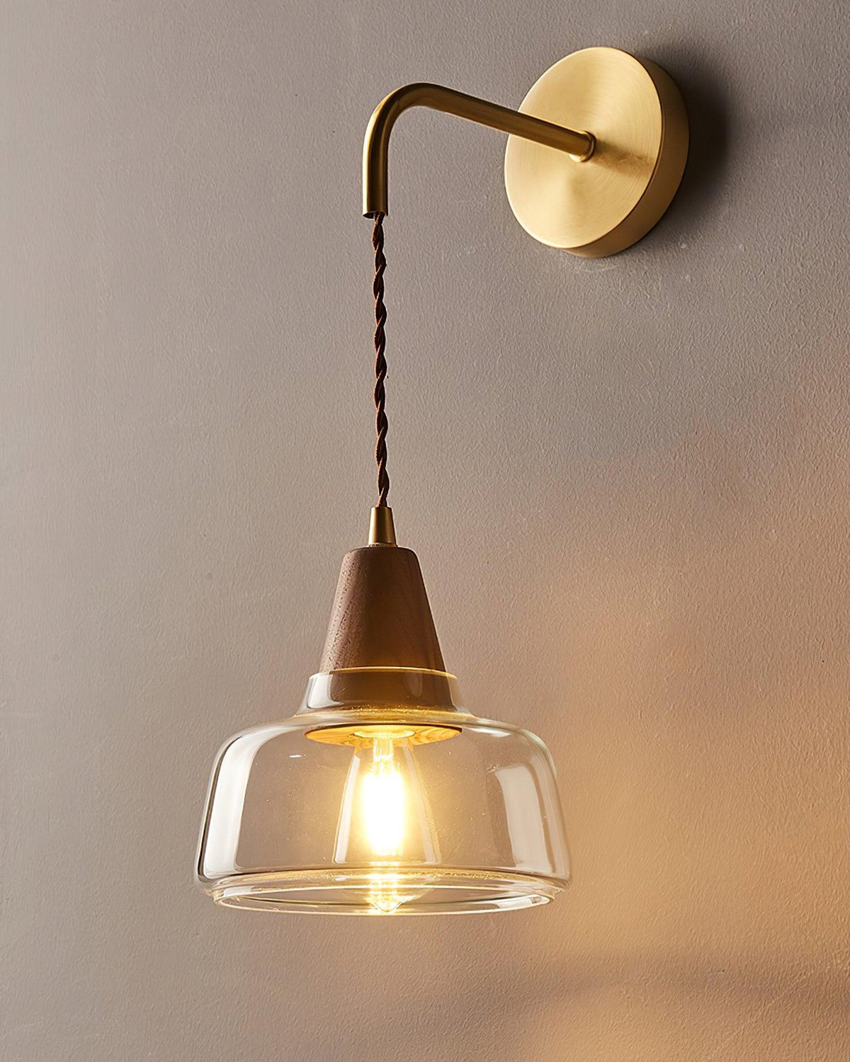 Aplique de pared con pantalla de vidrio ámbar y acento en madera de nogal, estilo moderno