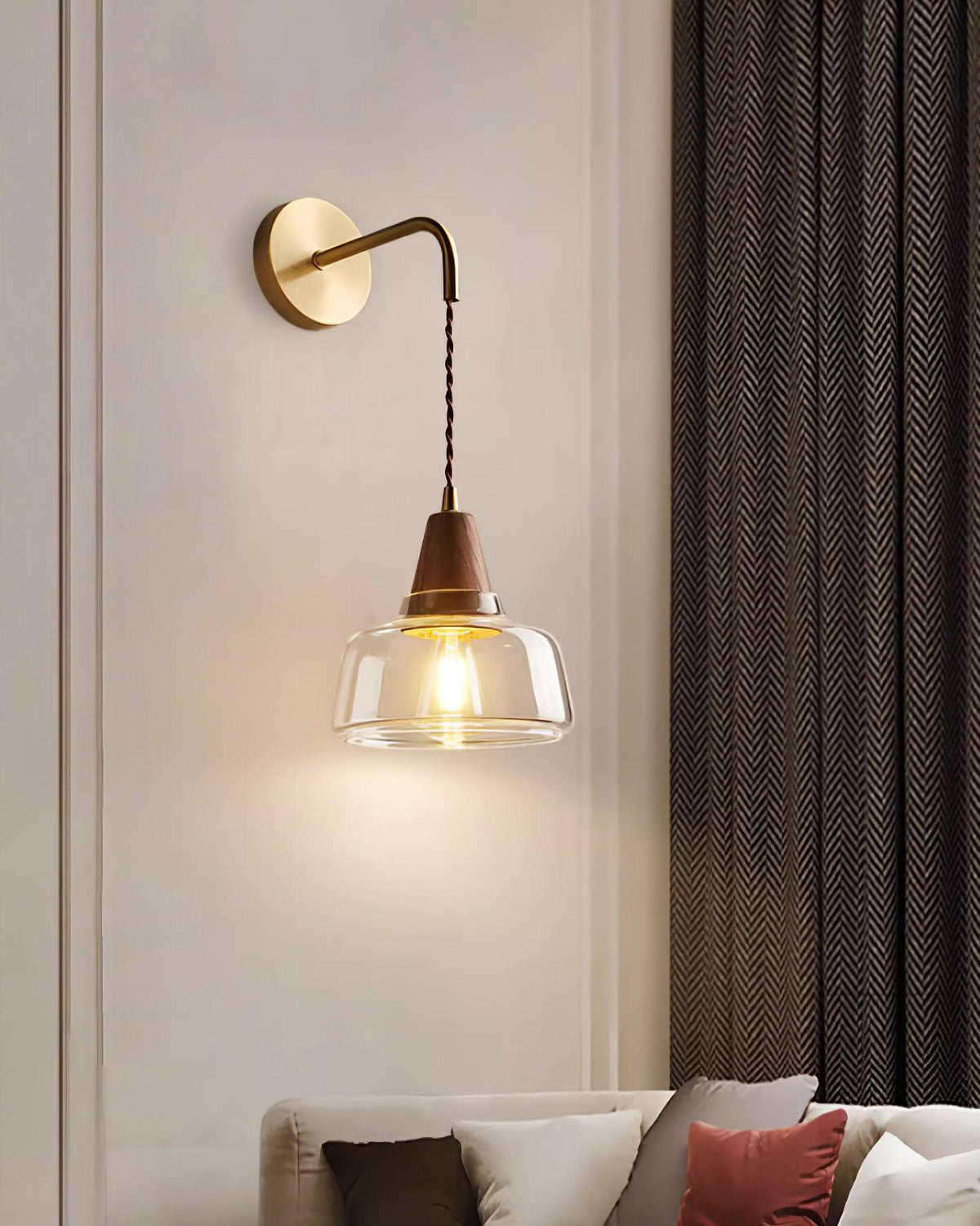 Aplique de pared con pantalla de vidrio ámbar y acento en madera de nogal, estilo moderno