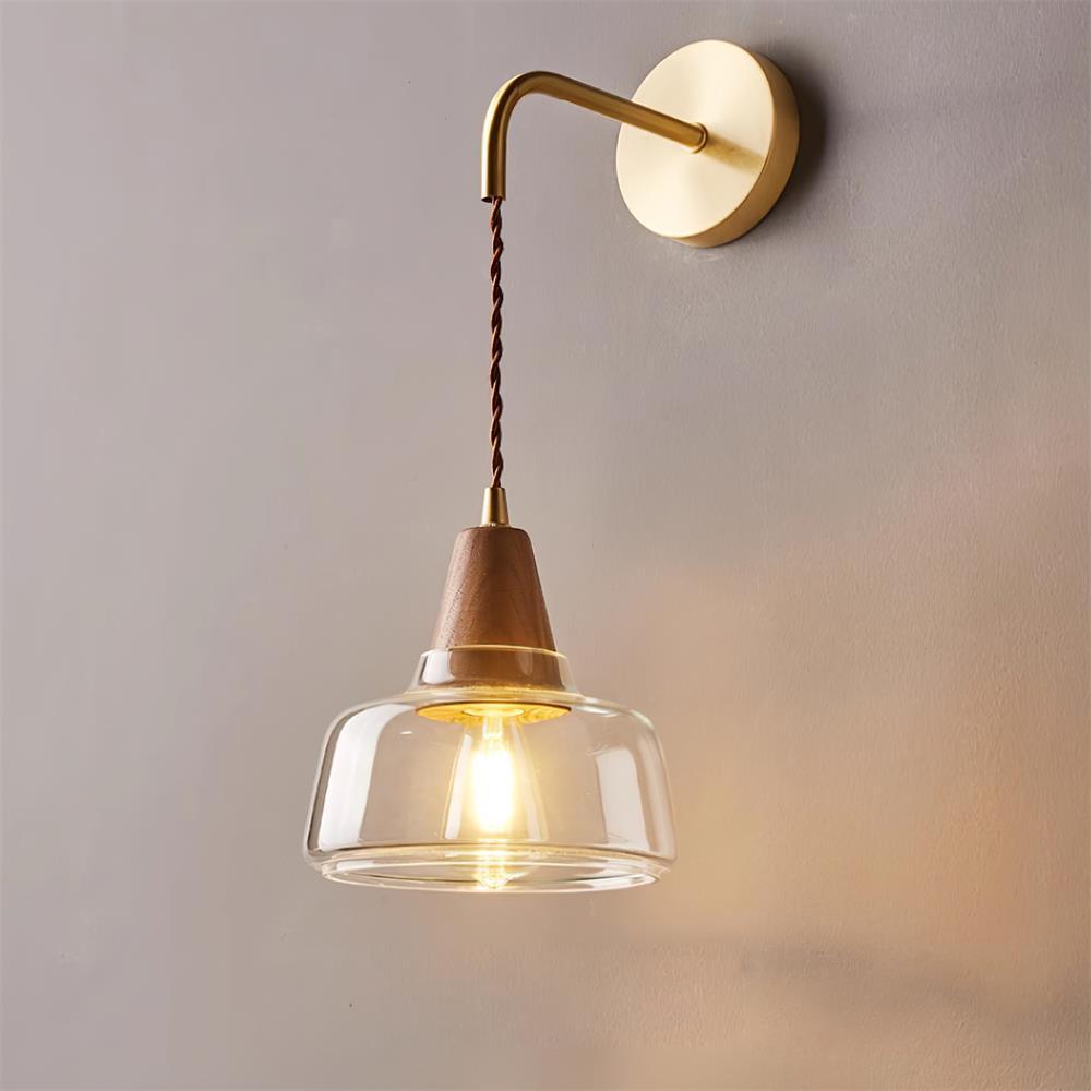 Aplique de pared con pantalla de vidrio ámbar y acento en madera de nogal, estilo moderno