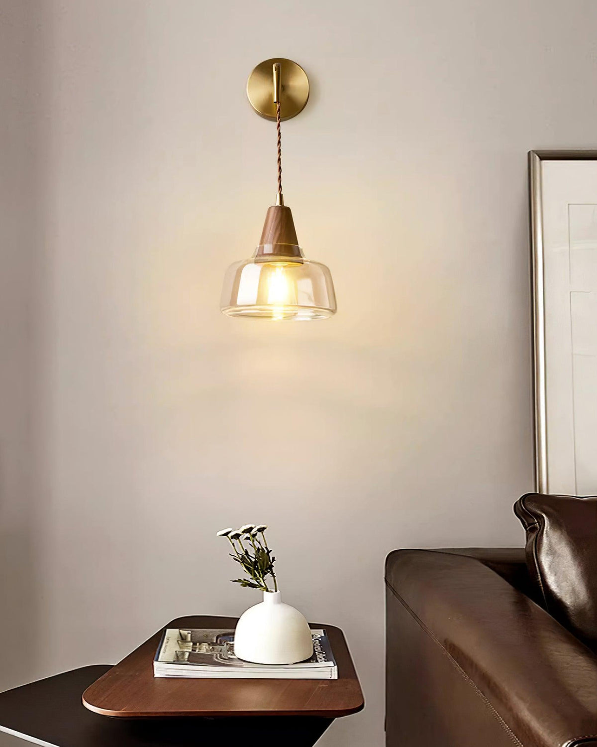 Aplique de pared con pantalla de vidrio ámbar y acento en madera de nogal, estilo moderno