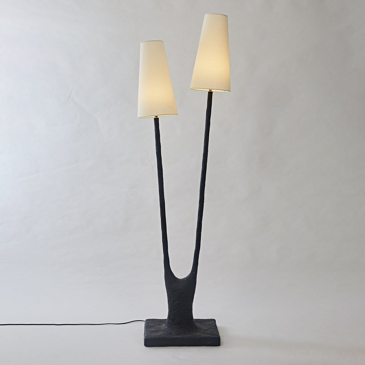 Branwen lámpara de mesa Roots