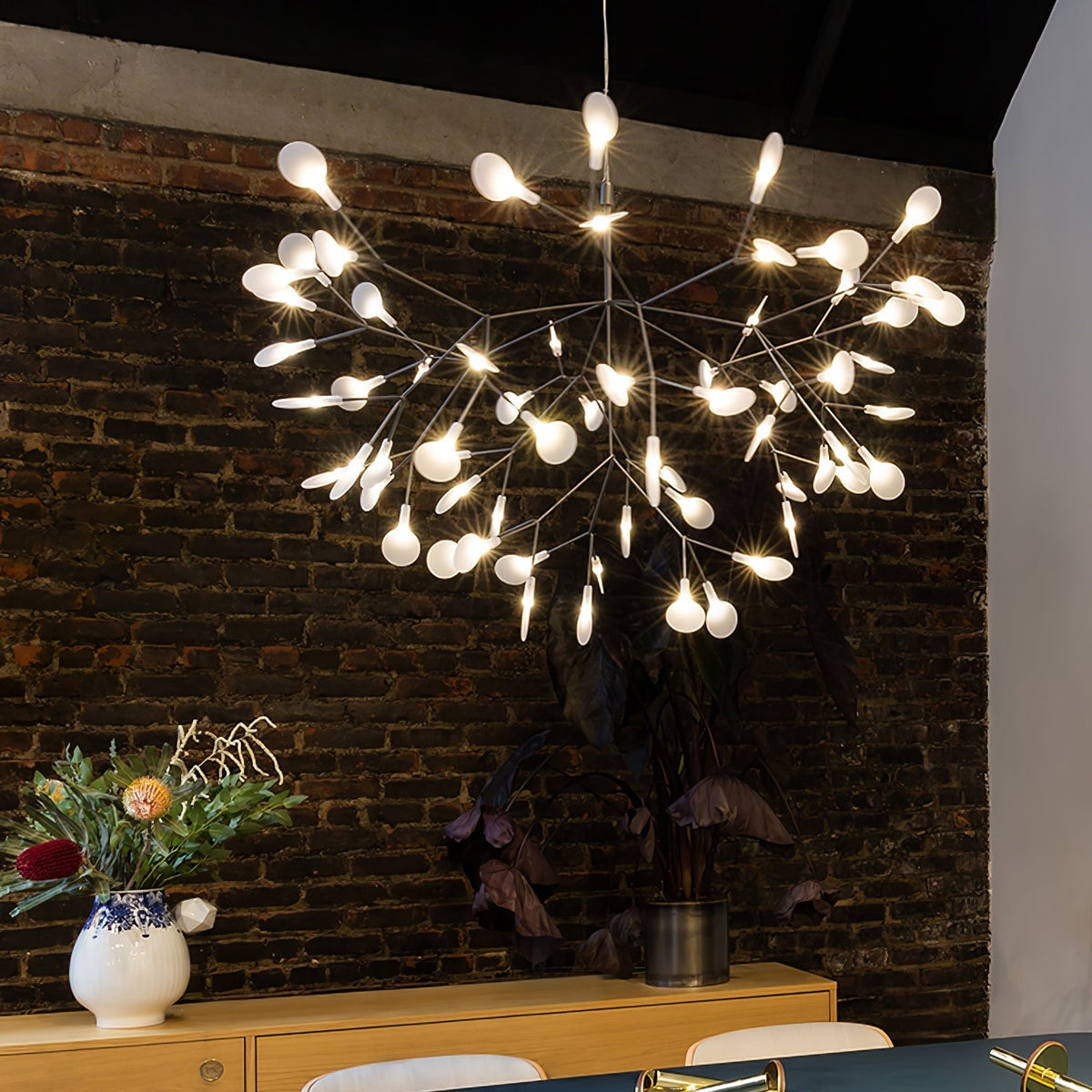 Auroreon lámpara de araña Firefly LED con rama en color dorado