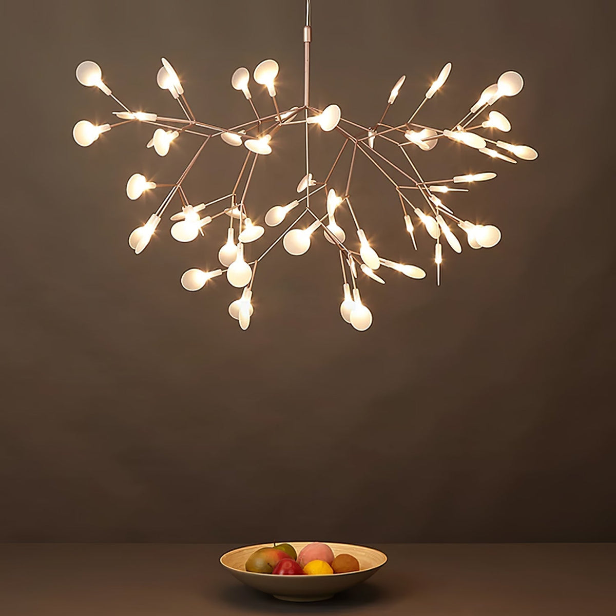 Auroreon lámpara de araña Firefly LED con rama en color dorado