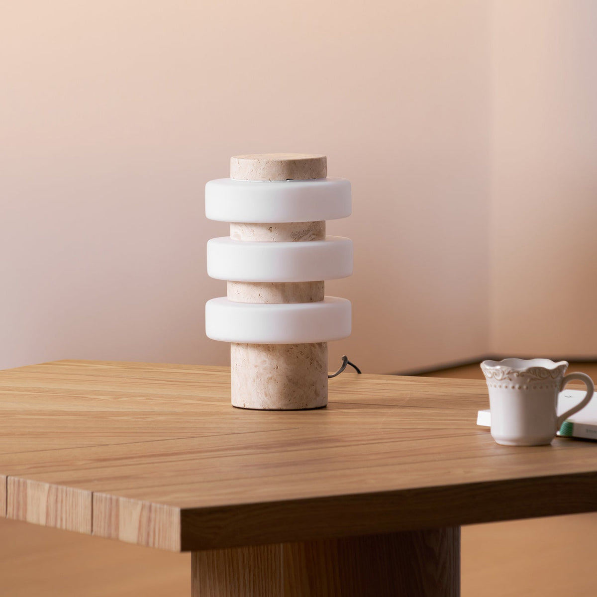 Thea lámpara de mesa moderna de travertino