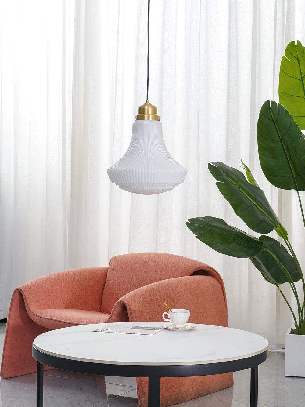 Duo lámpara colgante con pantalla de vidrio opal ribeteada en forma de campana, acabado en latón y estilo vintage