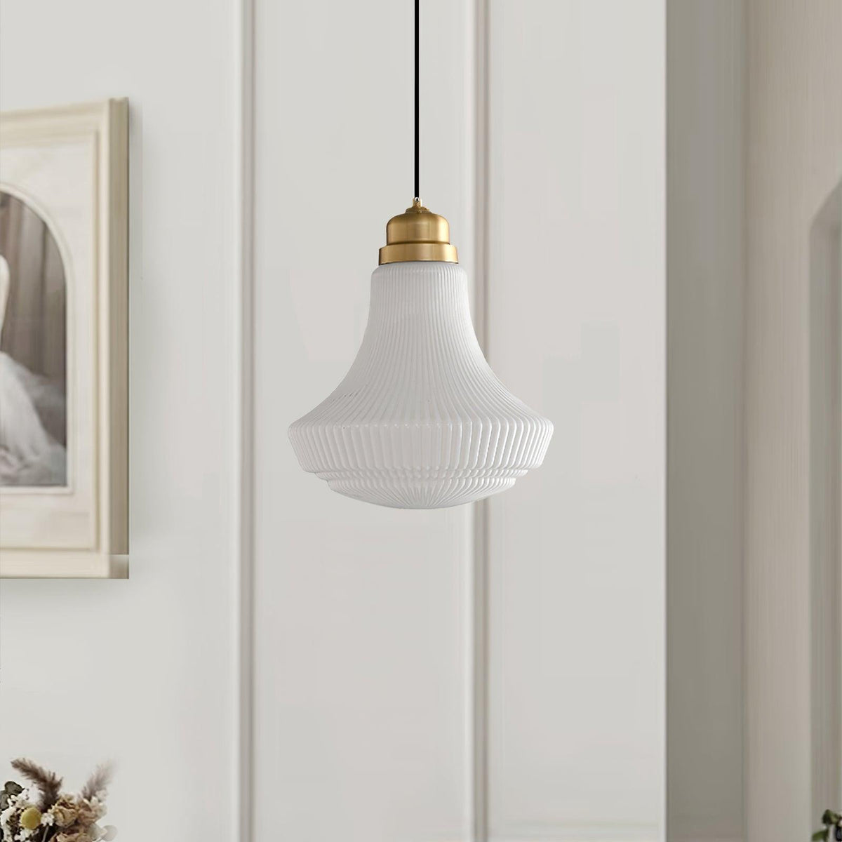 Duo lámpara colgante con pantalla de vidrio opal ribeteada en forma de campana, acabado en latón y estilo vintage