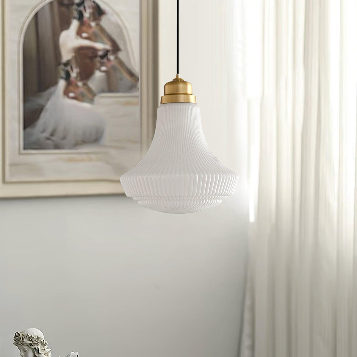 Duo lámpara colgante con pantalla de vidrio opal ribeteada en forma de campana, acabado en latón y estilo vintage