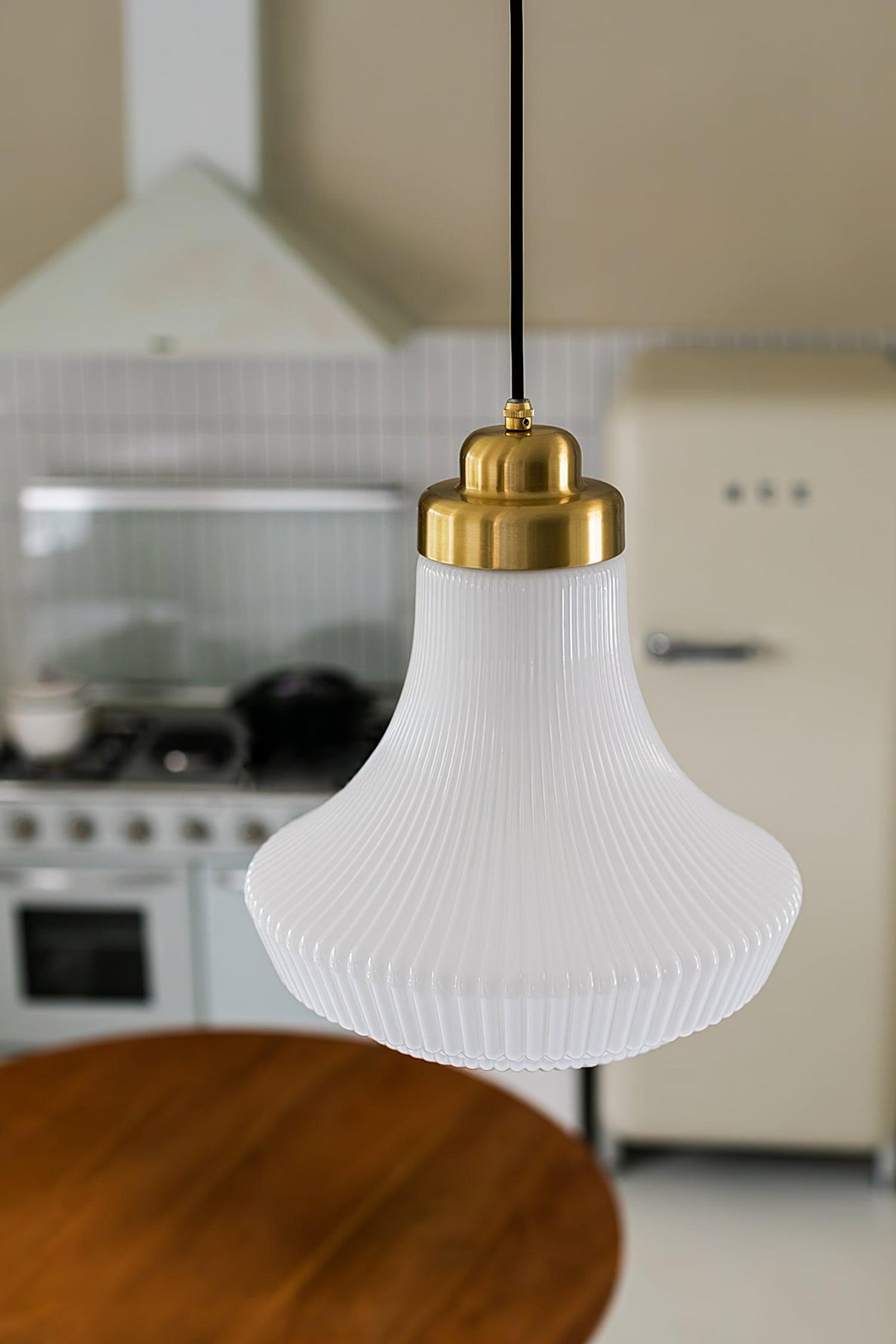 Duo lámpara colgante con pantalla de vidrio opal ribeteada en forma de campana, acabado en latón y estilo vintage