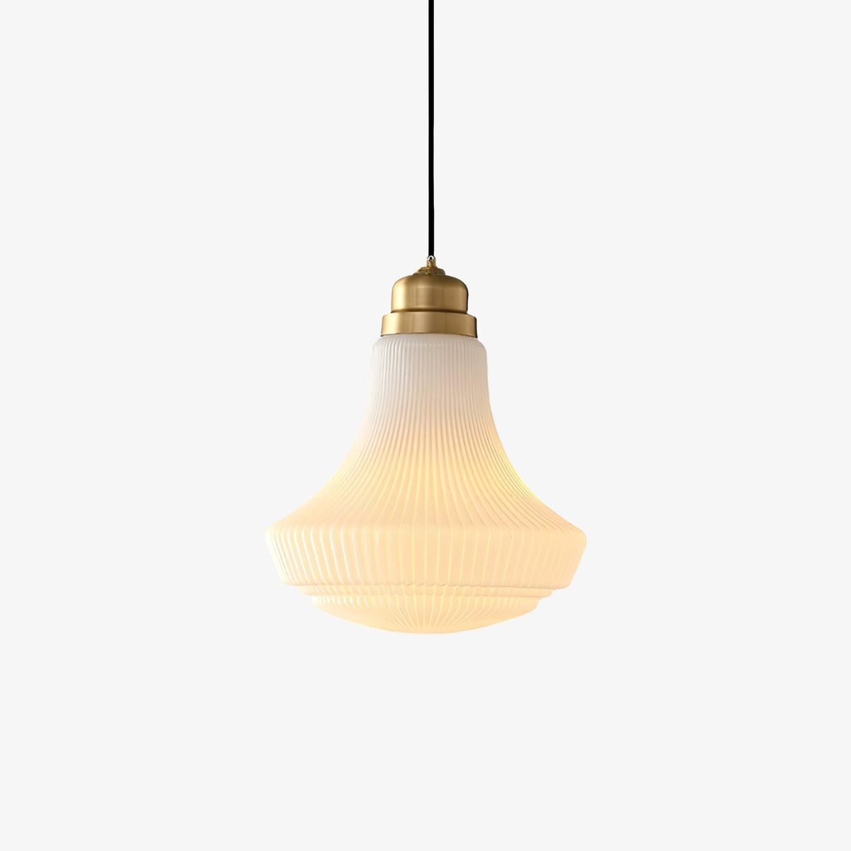 Duo lámpara colgante con pantalla de vidrio opal ribeteada en forma de campana, acabado en latón y estilo vintage