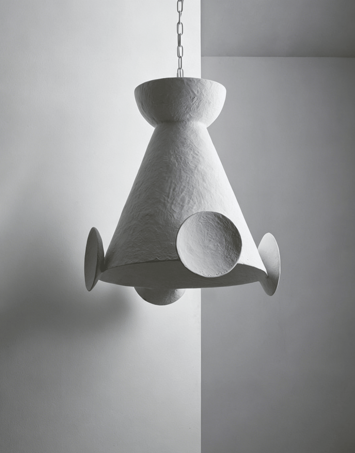Sculptural lámpara colgante de yeso en forma de cono
