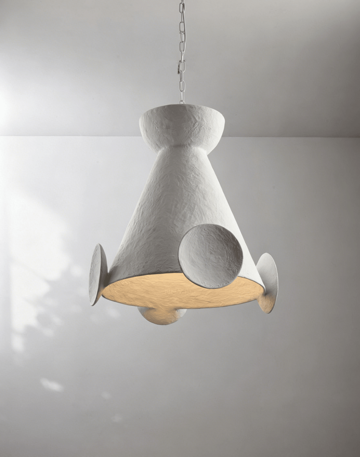 Sculptural lámpara colgante de yeso en forma de cono