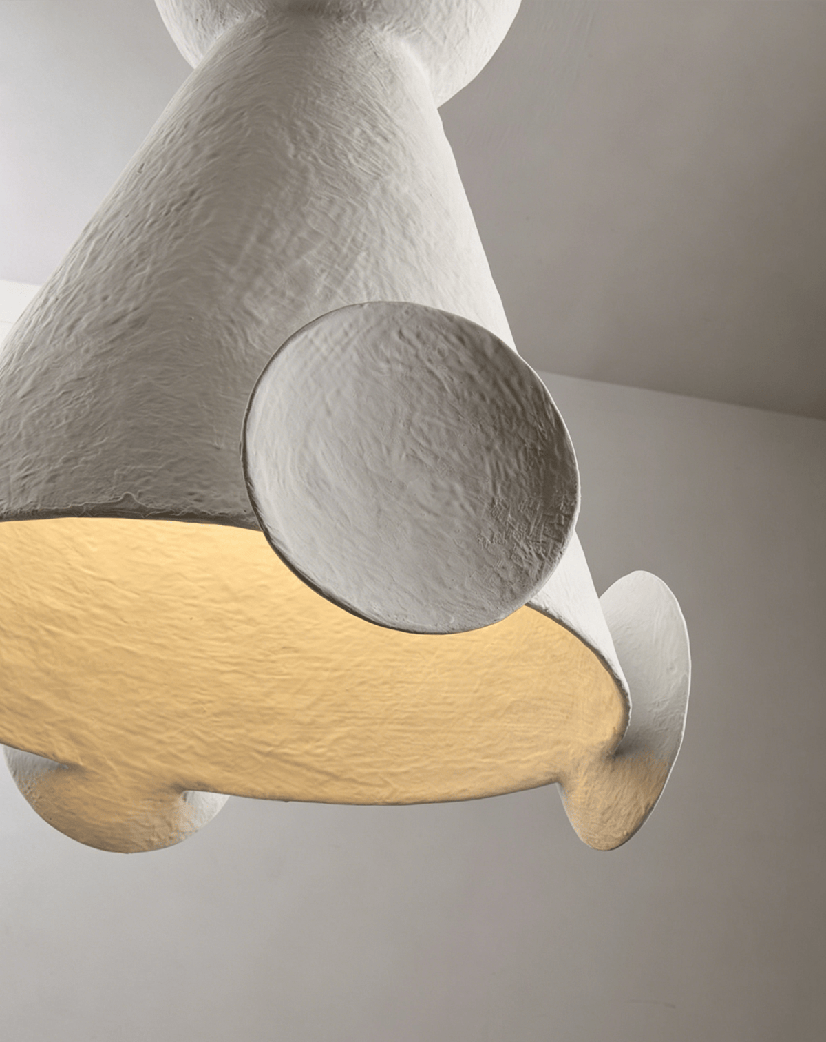 Sculptural lámpara colgante de yeso en forma de cono