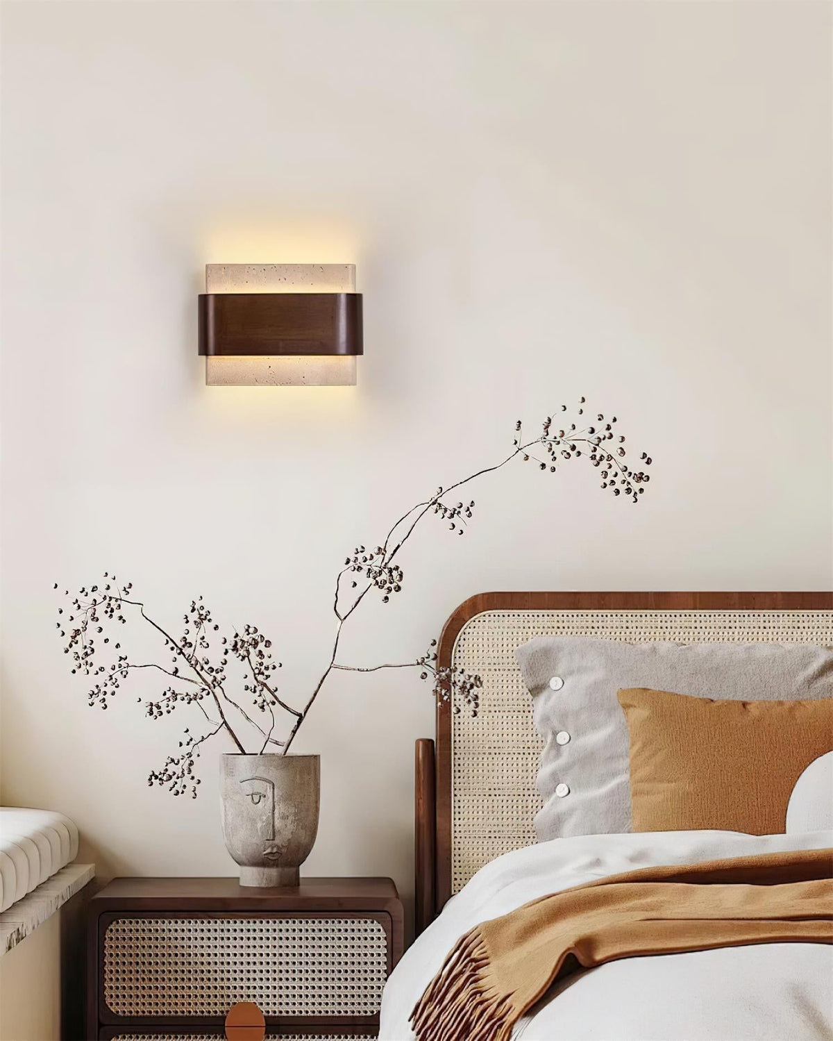 Valeneria aplique de pared travertino con acabado en madera Arco