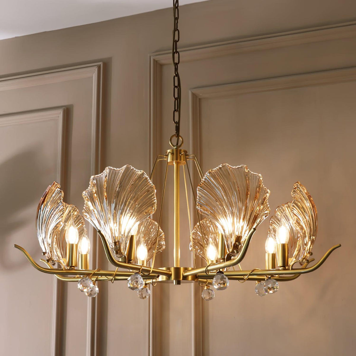 Luxereon lámpara de araña con hojas de cristal y florón de cobre