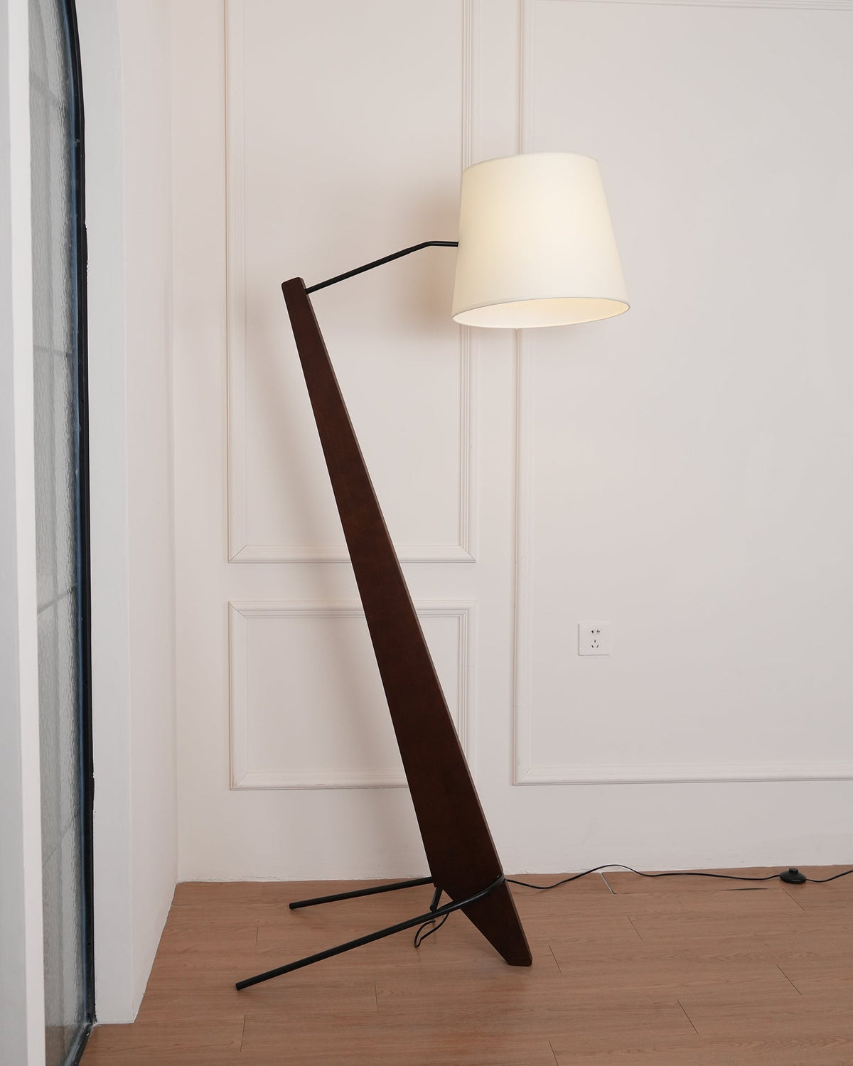 Vyran lámpara de pie de madera y tejido