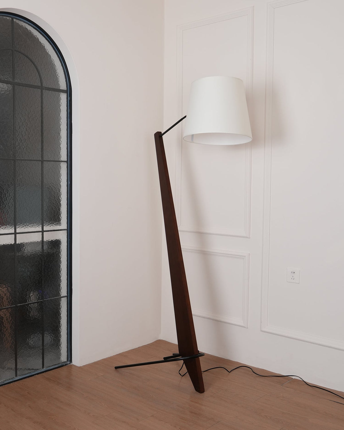 Vyran lámpara de pie de madera y tejido