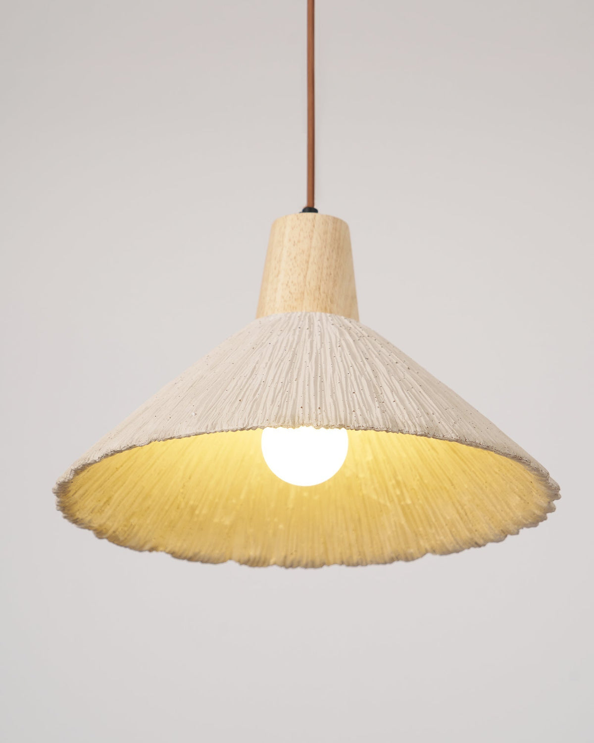 Lámpara colgante de madera y pantalla de cemento texturizado gris estilo Japandi