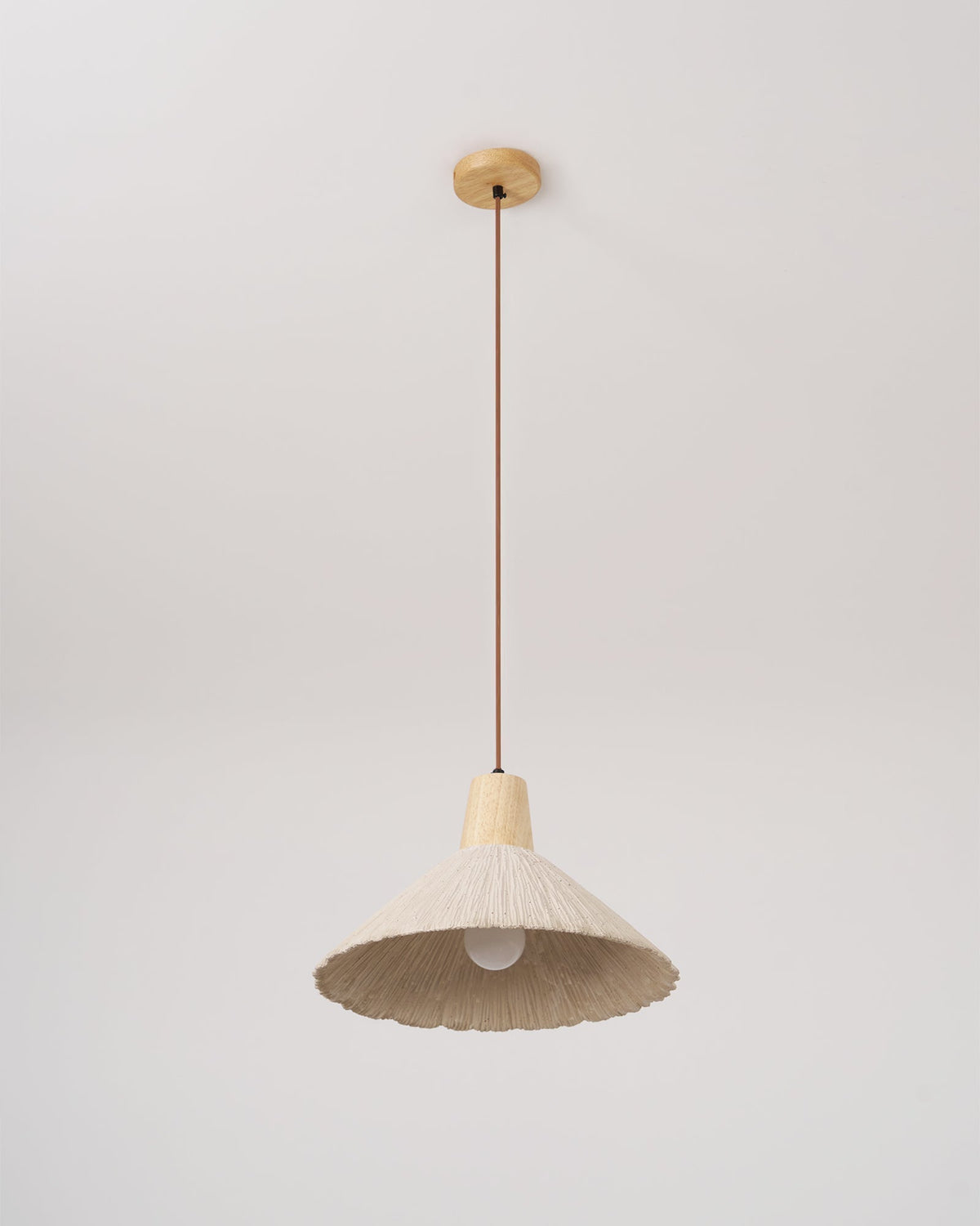 Lámpara colgante de madera y pantalla de cemento texturizado gris estilo Japandi