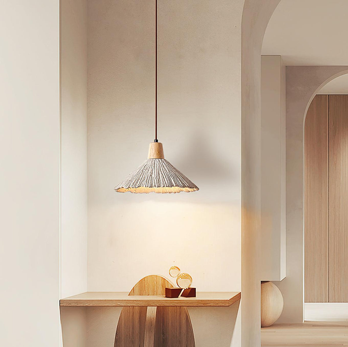 Lámpara colgante de madera y pantalla de cemento texturizado gris estilo Japandi