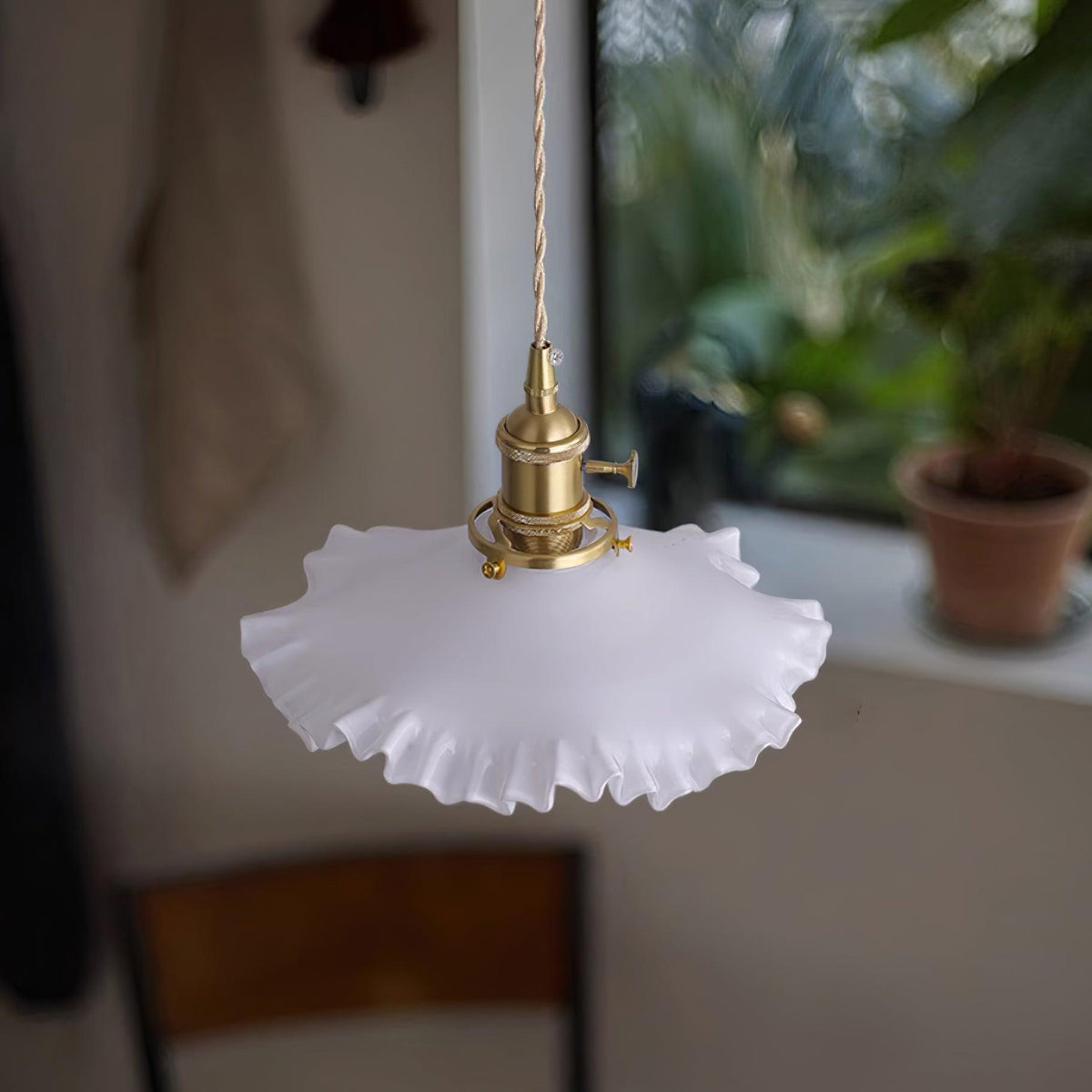 Lámpara colgante de vidrio con pliegues y florón de latón, luz cálida