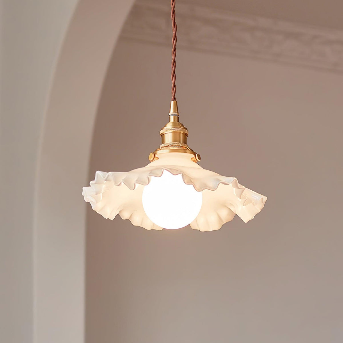 Lámpara colgante de vidrio con pliegues y florón de latón, luz cálida
