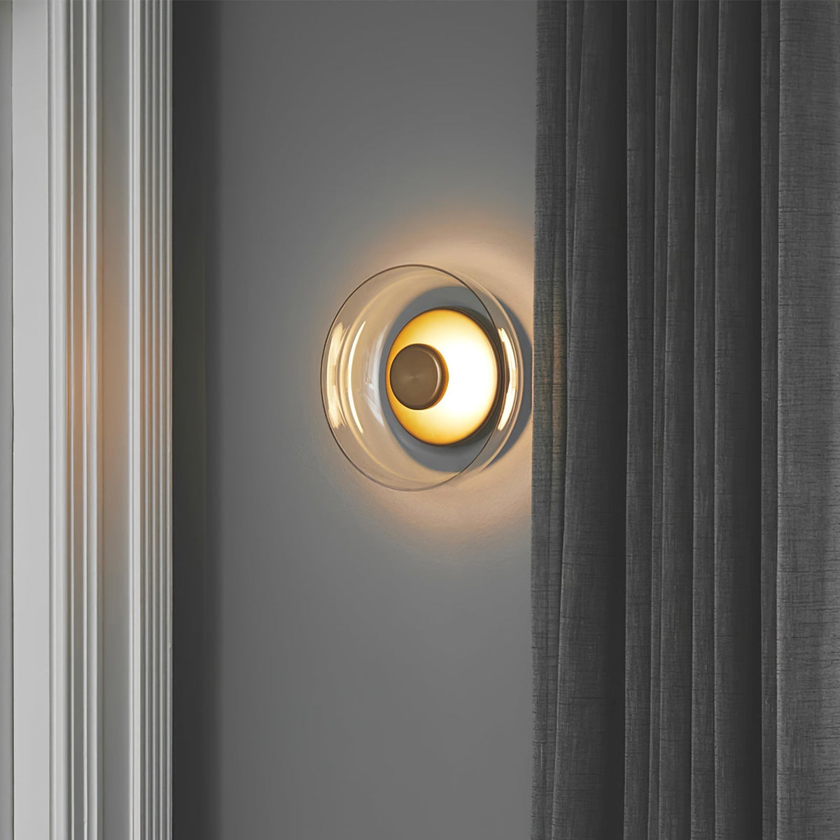 Aether aplique de pared de latón con pantalla de vidrio