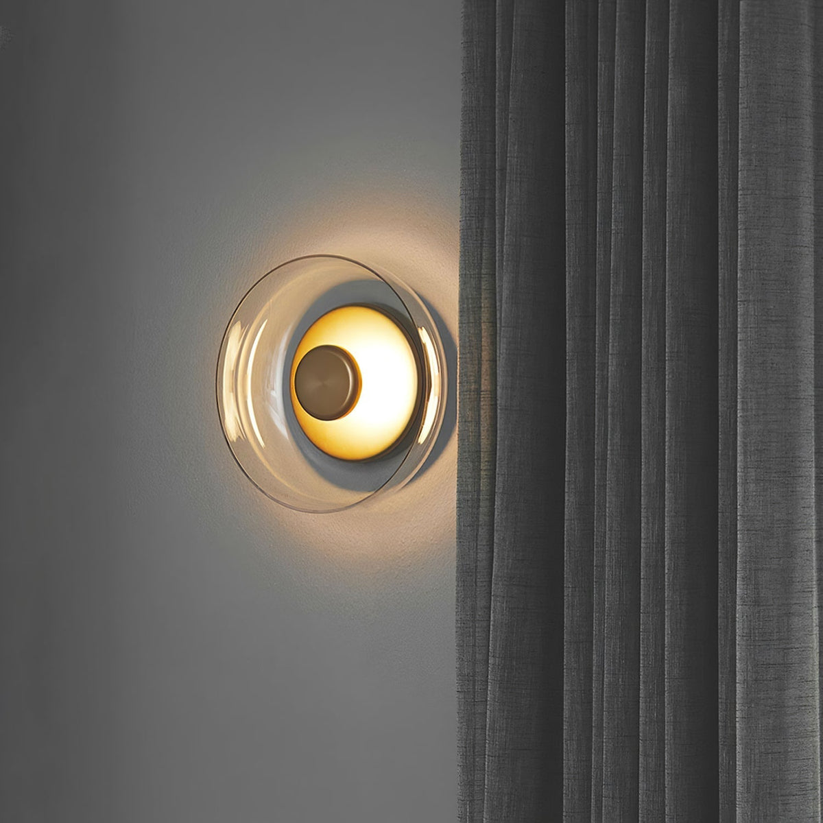 Aether aplique de pared de latón con pantalla de vidrio