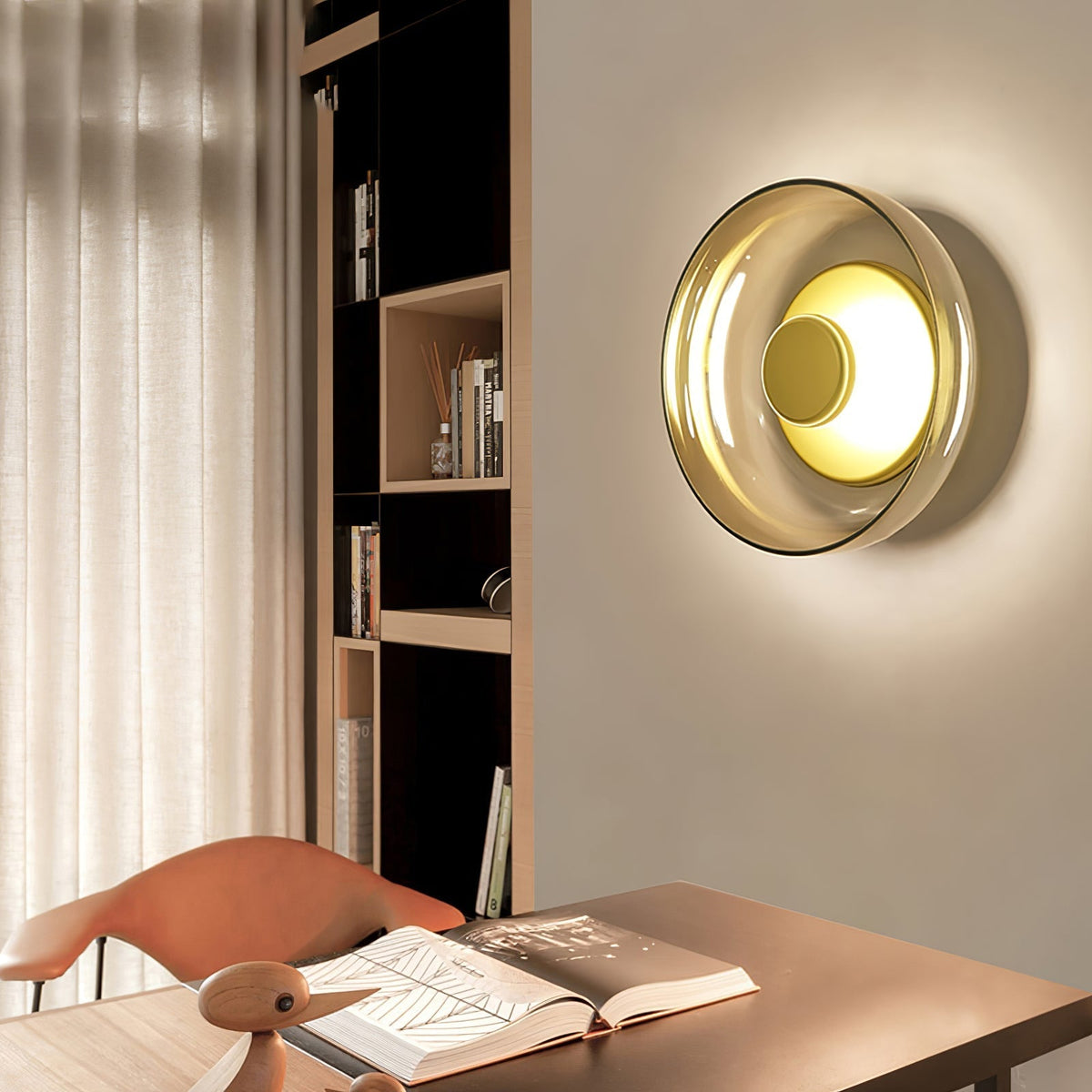 Aether aplique de pared de latón con pantalla de vidrio