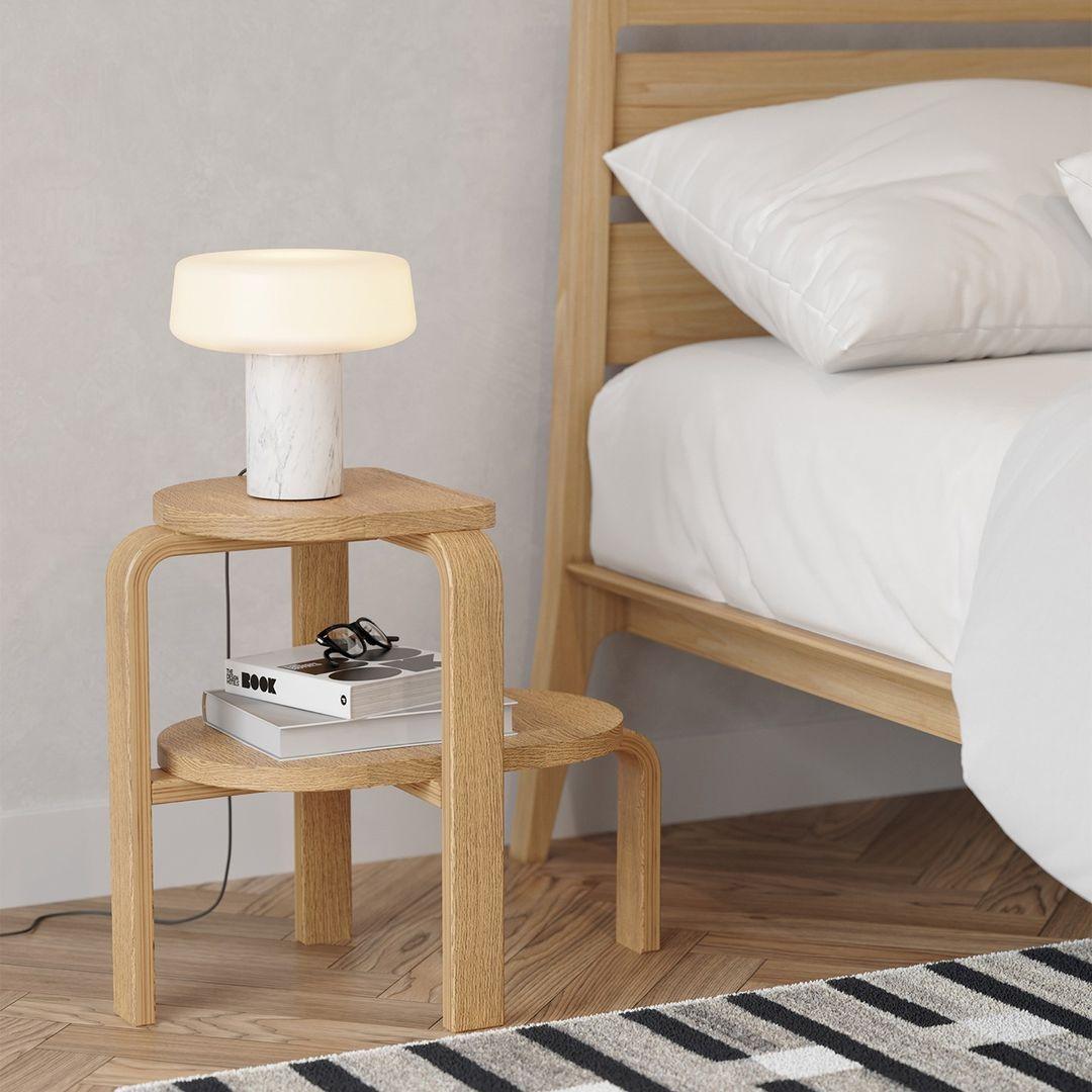 Erinilil lámpara de mesa con base de mármol