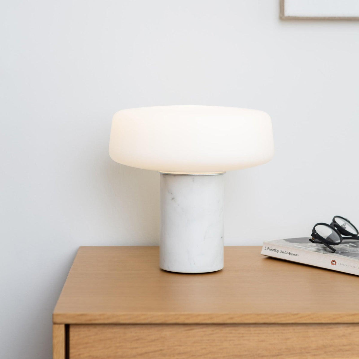 Erinilil lámpara de mesa con base de mármol