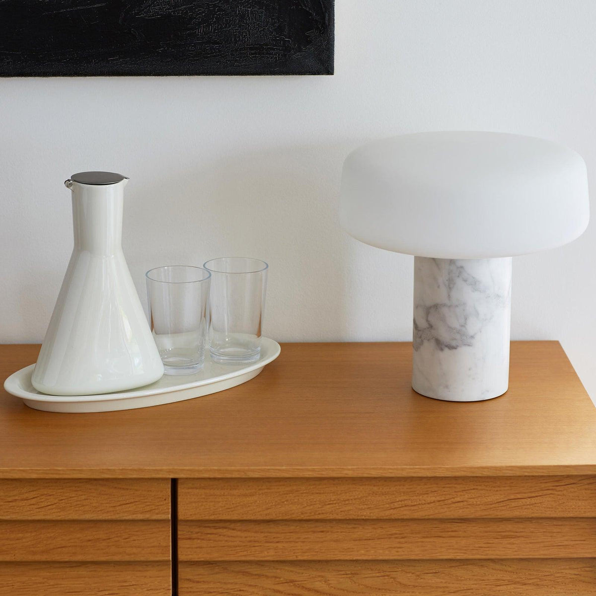 Erinilil lámpara de mesa con base de mármol