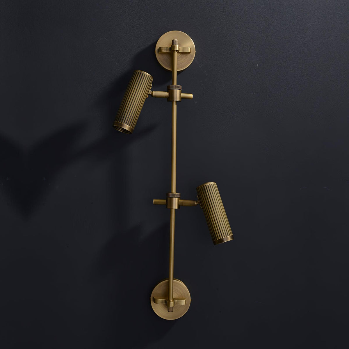 Kirixel aplique de pared industrial de latón
